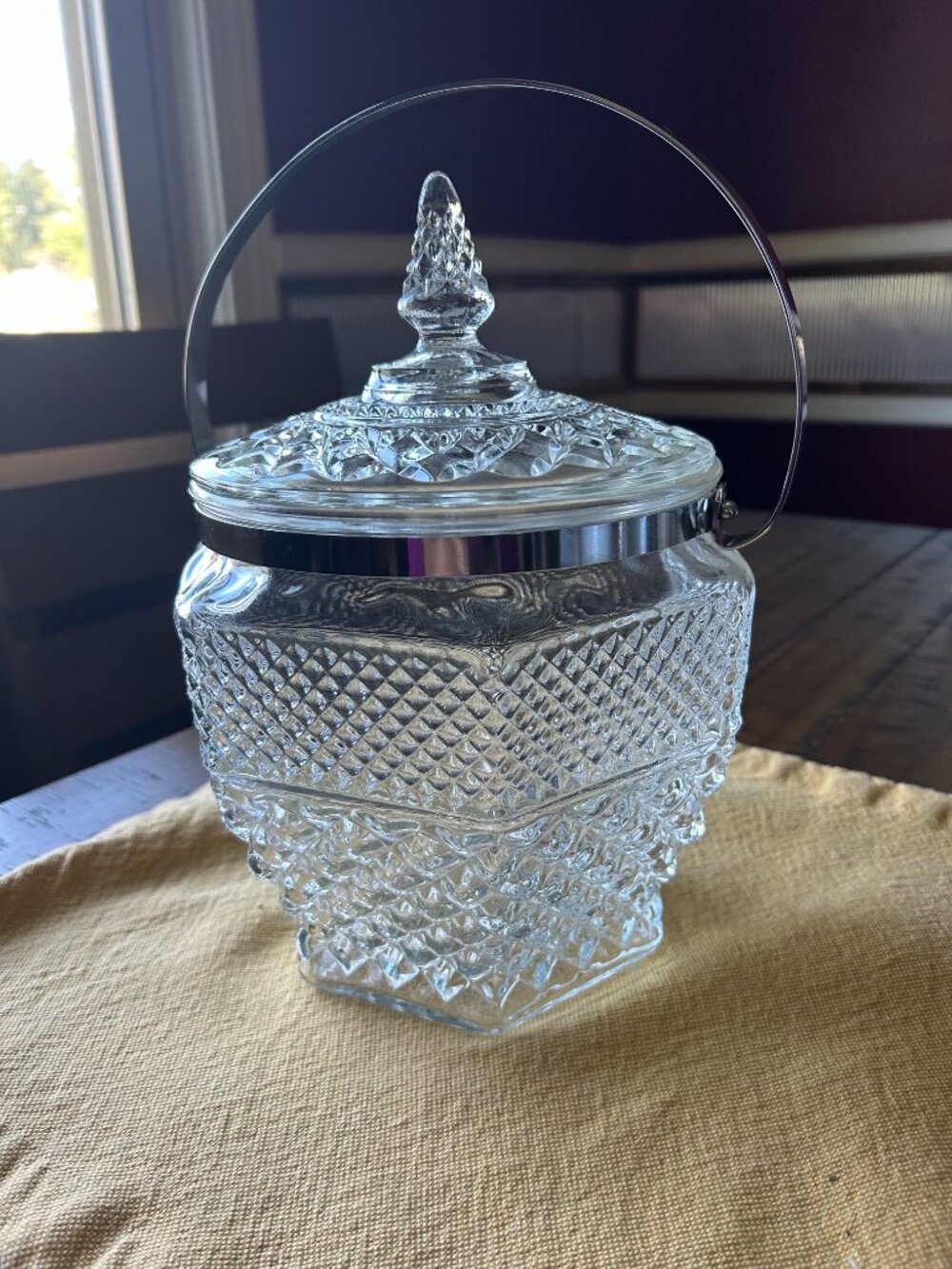 Vintage Wexford pattern clear glass ice bucket. w lid and metal handle by A